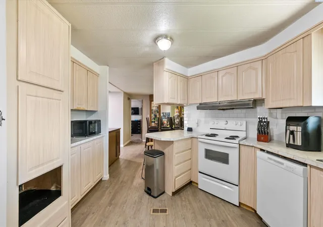 Photo 3 of Manufactured home for sale at 520 Grosscup Blvd, West Richland, WA 99353 | MLS# 295075 | Listing updated on 2026-09-10