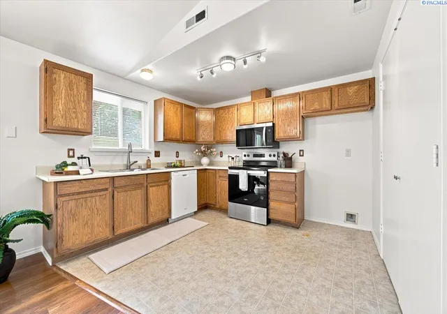 Photo 2 of Sale Pending at 4721 Daisy St, West Richland, WA 99353 | MLS# 295310 | Listing updated on 2026-09-14
