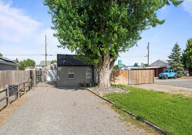 2nd image of 316 N Jefferson St, Kennewick, WA 99336 | MLS# 293993