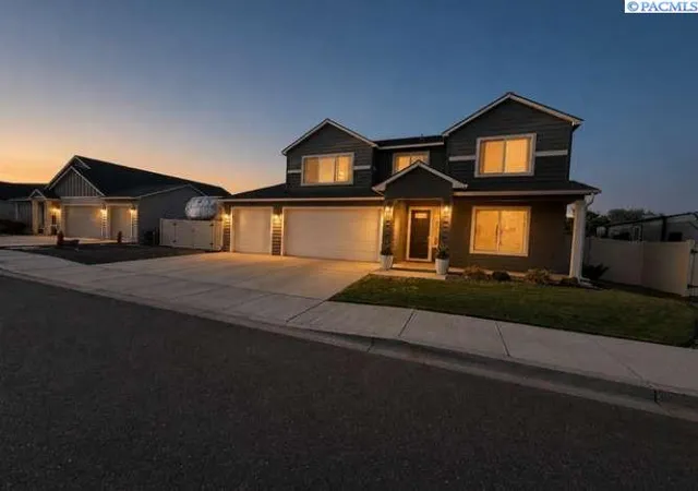 Photo 1 of Single family home for sale at 1554 W 32nd Avenue, Kennewick, WA 99337 | MLS# 295650 | Listing updated on 2026-09-15