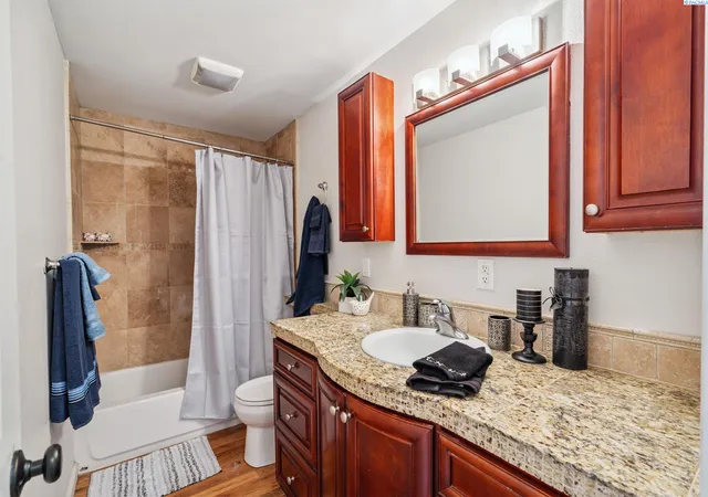image of 526 S 40th Ave, West Richland, WA 99353