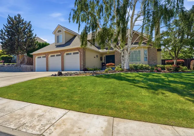 Photo 1 of Single family home for sale at 4102 S Ledbetter St, Kennewick, WA 99337 | MLS# 294737 | Listing updated on 2026-09-11