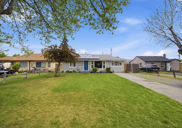 Homes for sale in Kennewick, WA | 322 N Jefferson St, Kennewick, WA 99336 | MLS# 292176