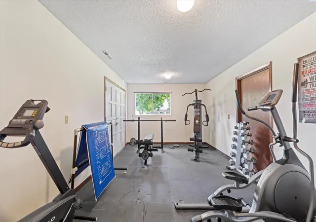 2nd image of 629 N Fisher St, Kennewick, WA 99336