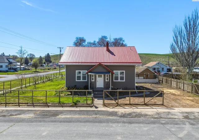 Homes for sale in Endicott, WA | 211 G Street, Endicott, WA 99125 | MLS# 292024