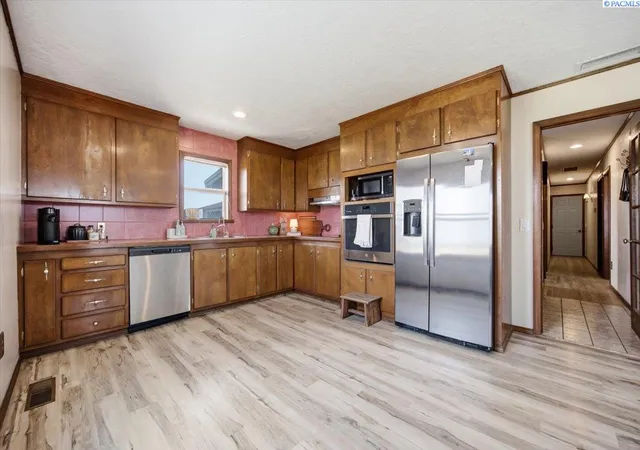 Photo 4 of Sale Pending at 200115 E Game Farm Rd, Kennewick, WA 99337 | MLS# 295201 | Listing updated on 2026-09-14