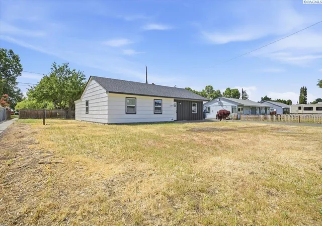 2nd image of 1207 Acacia Ave, Richland, WA 99354 | MLS# 293142