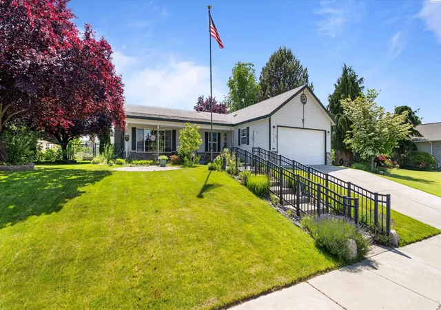 Homes for sale in Pasco, WA | 4110 Hilltop Dr, Pasco, WA 99301 | MLS# 293094