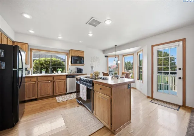 Photo 3 of Single family home for sale at 3504 S Reed Ct, Kennewick, WA 99337 | MLS# 295532 | Listing updated on 2026-09-14