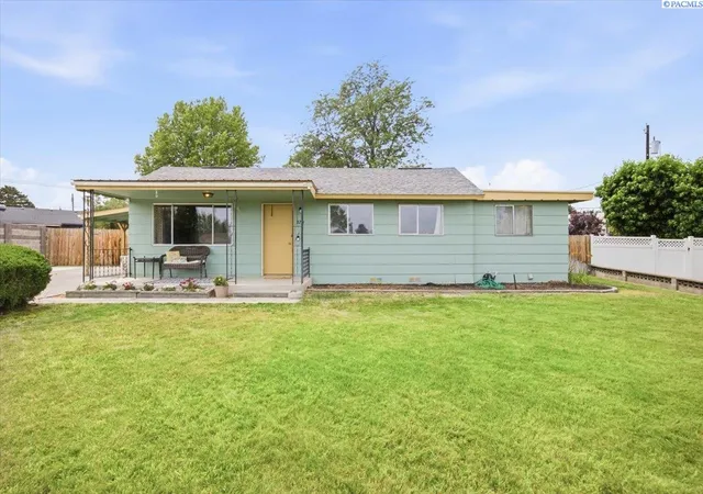 Homes for sale in Kennewick, WA | 2711 W 6th Pl, Kennewick, WA 99336 | MLS# 294629
