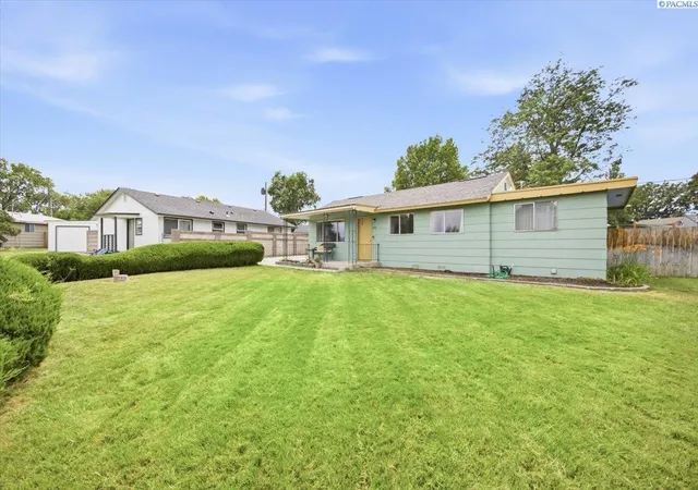 Homes for sale in Kennewick, WA | 2711 W 6Th Pl, Kennewick, WA 99336 | MLS# 294629