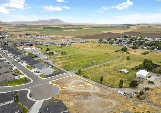 Photo 3 of Sale Pending at 6594 Caspian Pl, West Richland, WA 99353 | MLS# 294664 | Listing updated on 2026-08-31