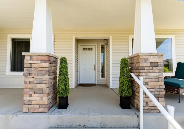 Homes for sale in Pullman, WA | 1085 Sw Latour Peak St, Pullman, WA 99163 | MLS# 293701