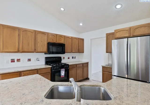 Homes for sale in Pullman, WA | 1085 Sw Latour Peak St, Pullman, WA 99163 | MLS# 293701