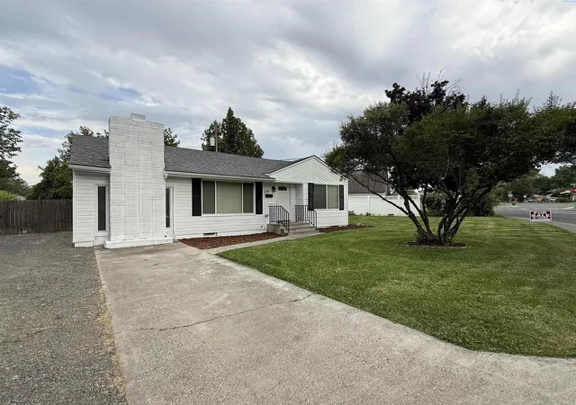 2nd image of 225 S Waverly St, Kennewick, WA 99336 | MLS# 294556