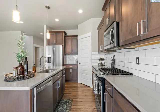 Photo 2 of Single family home for sale at 6947 W 33rd Place, Kennewick, WA 99338 | MLS# 295563 | Listing updated on 2026-09-17