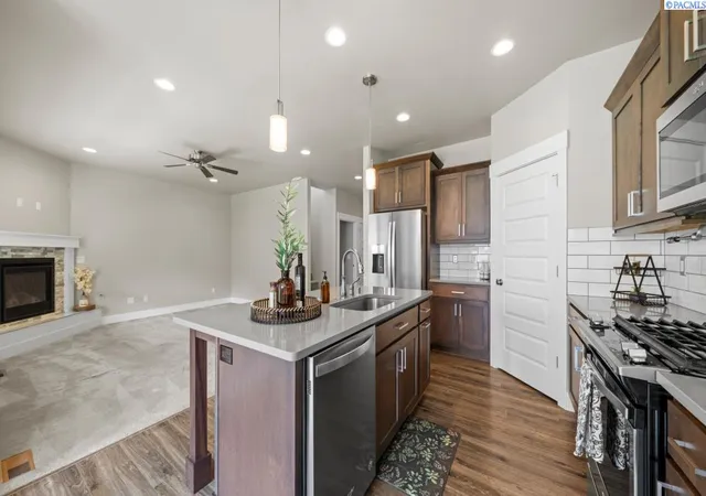 Photo 3 of Single family home for sale at 6947 W 33rd Place, Kennewick, WA 99338 | MLS# 295563 | Listing updated on 2026-09-17