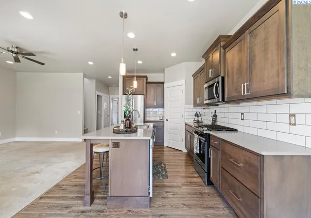Photo 3 of Single family home for sale at 6947 W 33rd Place, Kennewick, WA 99338 | MLS# 295563 | Listing updated on 2026-09-17