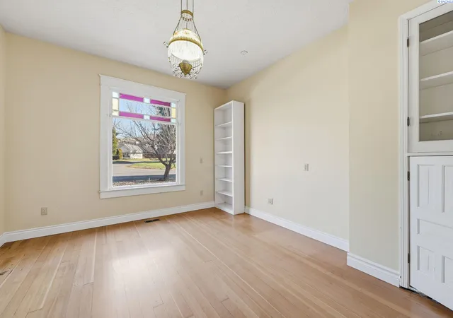 5th image of 831 Guernsey St, Prosser, WA 99350 | MLS# 292920