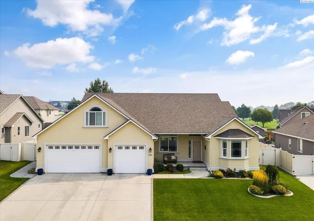 Photo 1 of Single family home for sale at 511 S Hawaii St, Kennewick, WA 99336 | MLS# 295281 | Listing updated on 2026-09-17