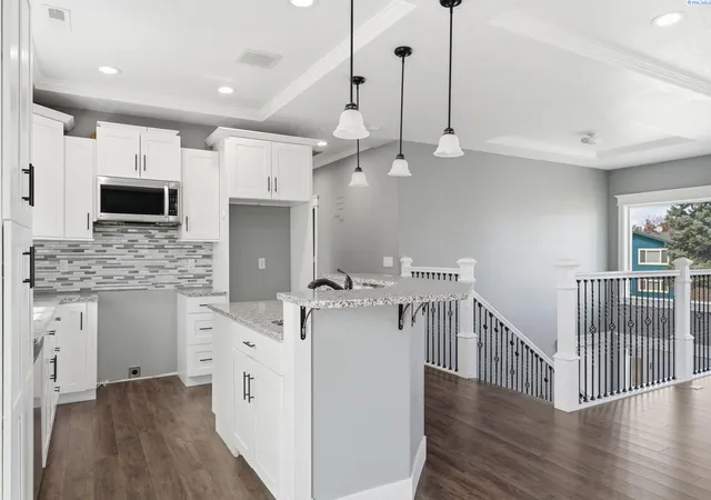 Photo 4 of Sale Pending at 8021 W Hood Ave, Kennewick, WA 99336 | MLS# 292277 | Listing updated on 2026-09-12