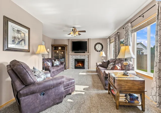 Photo 2 of Single family home for sale at 621 S Young Ct, Kennewick, WA 99336 | MLS# 295591 | Listing updated on 2026-09-16