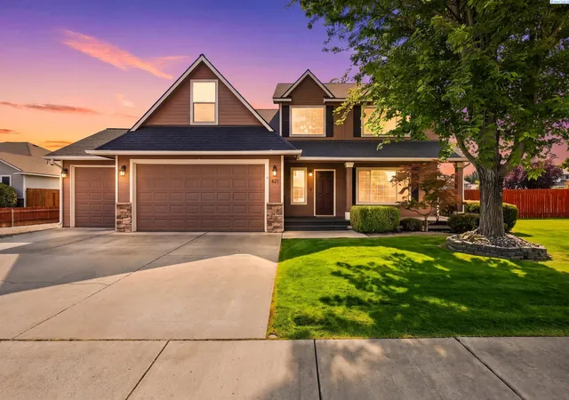 Photo 1 of Single family home for sale at 621 S Young Ct, Kennewick, WA 99336 | MLS# 295591 | Listing updated on 2026-09-16