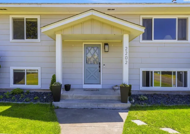 3rd image of 2202 Hill Dr, Grandview, WA 98930 | MLS# 293577