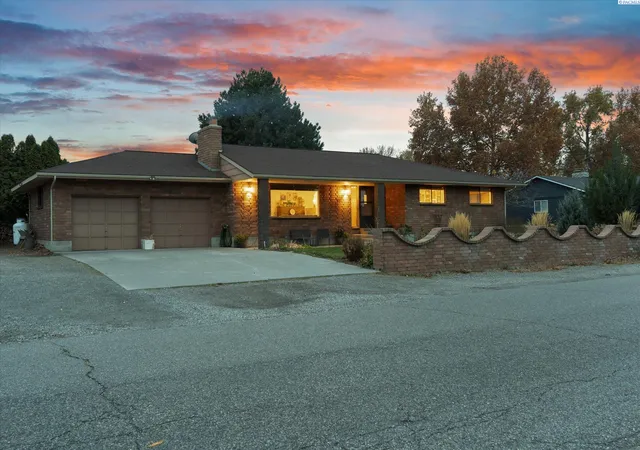 Photo 1 of Single family home for sale at 4605 W 12th Avenue, Kennewick, WA 99338 | MLS# 295983 | Listing updated on 2026-09-10