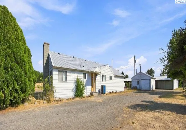 Photo 1 of Single family home for sale at 225209 E Main St, Kennewick, WA 99337 | MLS# 295949 | Listing updated on 2026-09-15