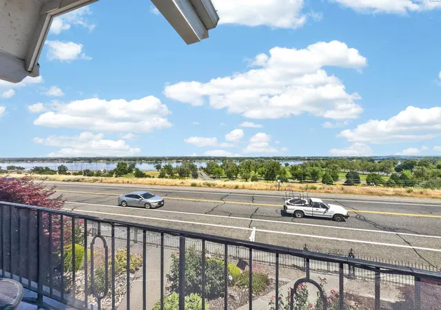 2nd image of 2401 W Canal Dr, Kennewick, WA 99336