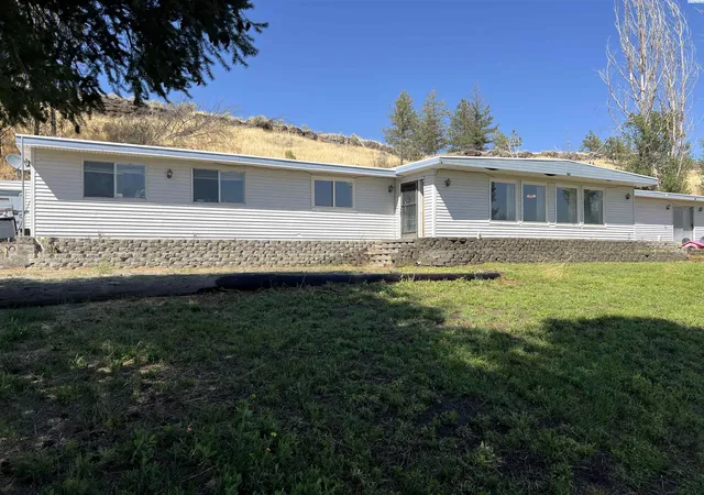 Photo 1 of Single family home for sale at 211 Kahlotus Lake Rd, Kahlotus, WA 99335 | MLS# PAC286254 | Listing updated on 2026-10-23