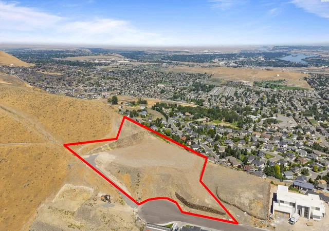 Photo 1 of Sale Pending at 2444 Falconcrest Loop, Richland, WA 99352 | MLS# PAC287301 | Listing updated on 2026-04-21