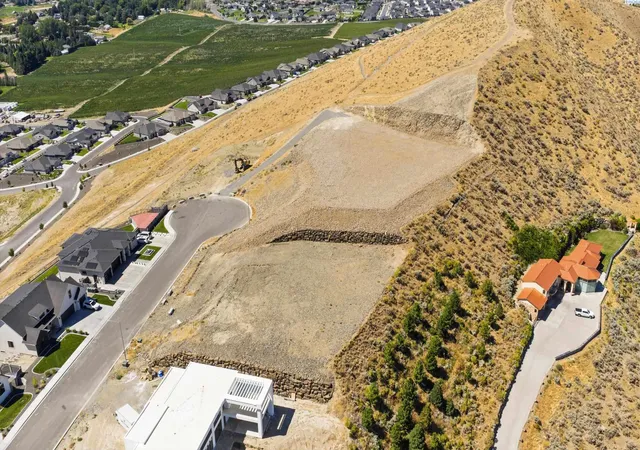 Photo 3 of Sale Pending at 2444 Falconcrest Loop, Richland, WA 99352 | MLS# PAC287301 | Listing updated on 2026-04-21
