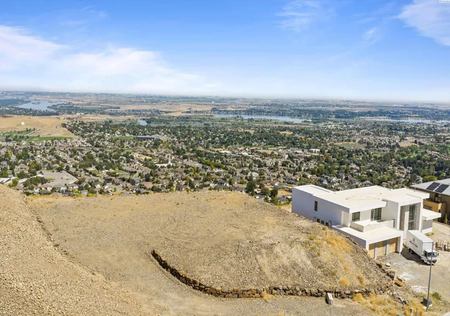 Photo 3 of Sale Pending at 2444 Falconcrest Loop, Richland, WA 99352 | MLS# PAC287301 | Listing updated on 2026-04-21