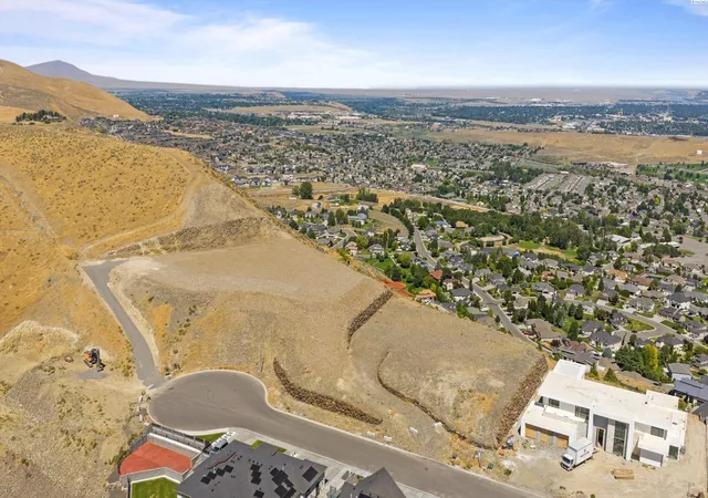 Photo 4 of Sale Pending at 2444 Falconcrest Loop, Richland, WA 99352 | MLS# PAC287301 | Listing updated on 2026-04-21