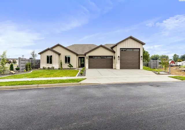 Photo 3 of Sale Pending at 10004 Redbud Dr, Pasco, WA 99301 | MLS# PAC287338 | Listing updated on 2026-10-21