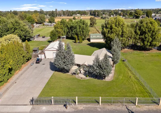 Photo 3 of Sale Pending at 210506 E Cochran Rd, Kennewick, WA 99337 | MLS# PAC287595 | Listing updated on 2026-10-21
