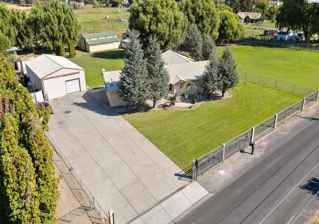 Photo 3 of Sale Pending at 210506 E Cochran Rd, Kennewick, WA 99337 | MLS# PAC287595 | Listing updated on 2026-10-21