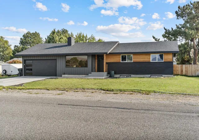 Photo 2 of Single family home for sale at 10013 W Argent Rd, Pasco, WA 99301 | MLS# PAC287598 | Listing updated on 2026-10-14