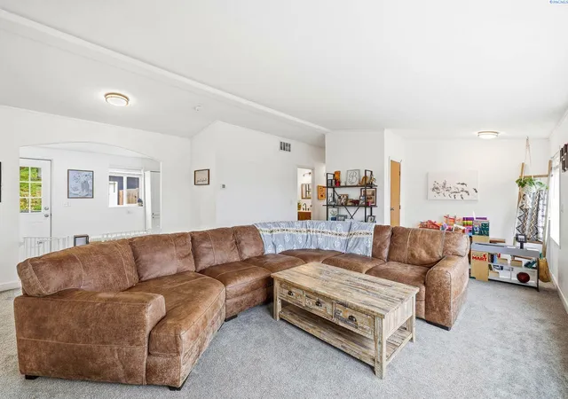 Photo 3 of Sale Pending at 543 Lakeview Dr, Burbank, WA 99323 | MLS# PAC290482 | Listing updated on 2026-10-14