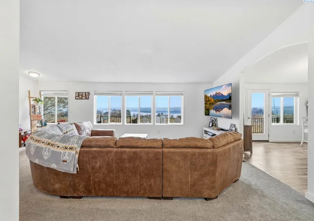 Photo 3 of Sale Pending at 543 Lakeview Dr, Burbank, WA 99323 | MLS# PAC290482 | Listing updated on 2026-10-14