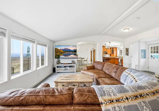 Photo 4 of Sale Pending at 543 Lakeview Dr, Burbank, WA 99323 | MLS# PAC290482 | Listing updated on 2026-10-14