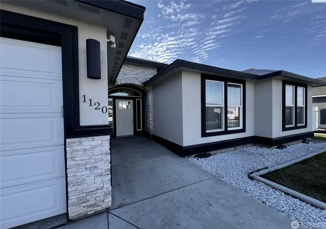 Photo 2 of Single family home for sale at 1120 E Mt Adams St, Othello, WA 99344 | MLS# PAC291625 | Listing updated on 2026-10-17
