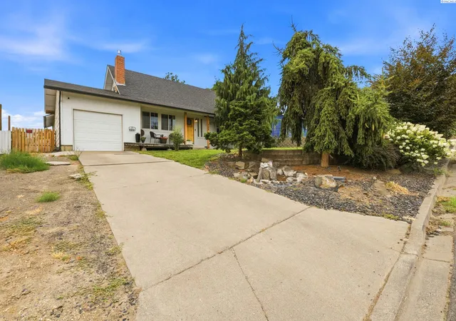 Photo 2 of Sale Pending at 706 Buena Vista Ave, Sunnyside, WA 98944 | MLS# PAC291803 | Listing updated on 2026-10-21