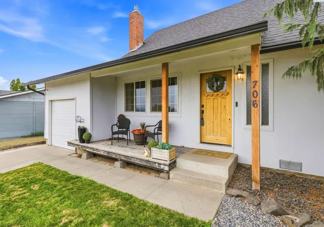 Photo 3 of Sale Pending at 706 Buena Vista Ave, Sunnyside, WA 98944 | MLS# PAC291803 | Listing updated on 2026-10-21