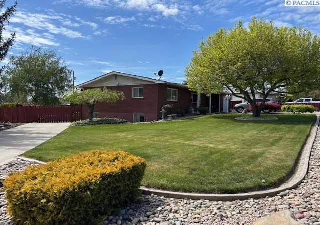 Photo 2 of Single family home for sale at 1106 King St, Grandview, WA 98930 | MLS# PAC292414 | Listing updated on 2026-10-17