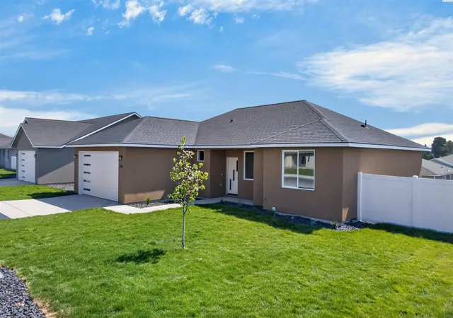 Photo 3 of Single family home for sale at 100 Olivera St, Grandview, WA 98930 | MLS# PAC292603 | Listing updated on 2026-10-27