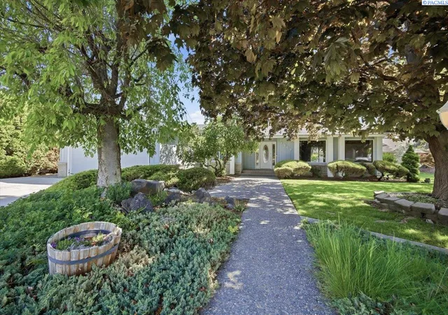 Photo 2 of Sale Pending at 1909 S Newport St, Kennewick, WA 99337 | MLS# PAC292642 | Listing updated on 2026-10-23