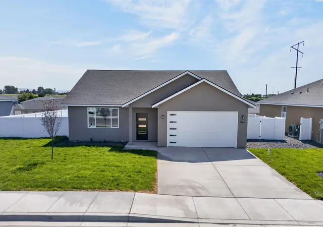 Photo 1 of Single family home for sale at 102 Olivera St, Grandview, WA 98930 | MLS# PAC292693 | Listing updated on 2026-10-27